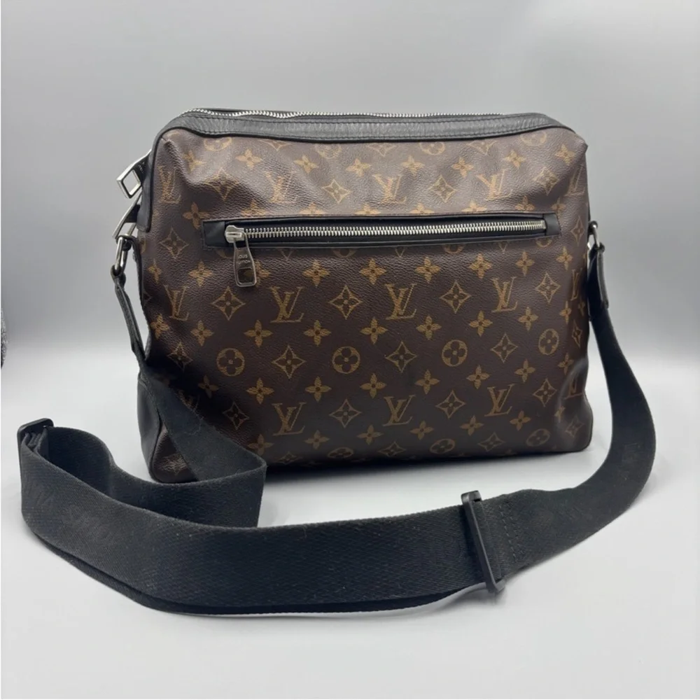 LV MACASSAR MESSENGER MONOGRAM - Picture 1 of 13